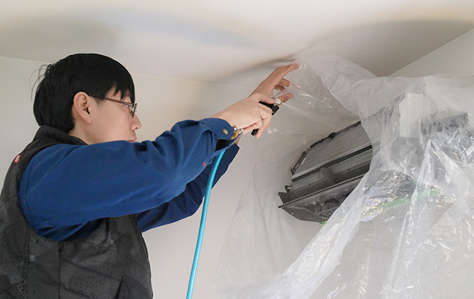 エアコンクリーニングを行うスタッフ